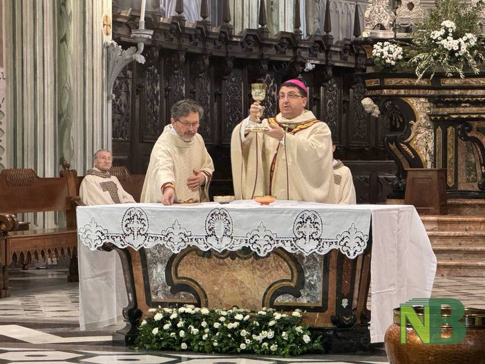 Il Vescovo Farinella nella messa di Pasqua in Duomo: "Apriamo il nostro cuore alle persone che ne hanno bisogno" FOTO di Davide Finatti per newsbiella.it