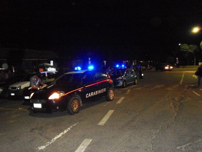 Ubriaco tampona un'auto parcheggiata