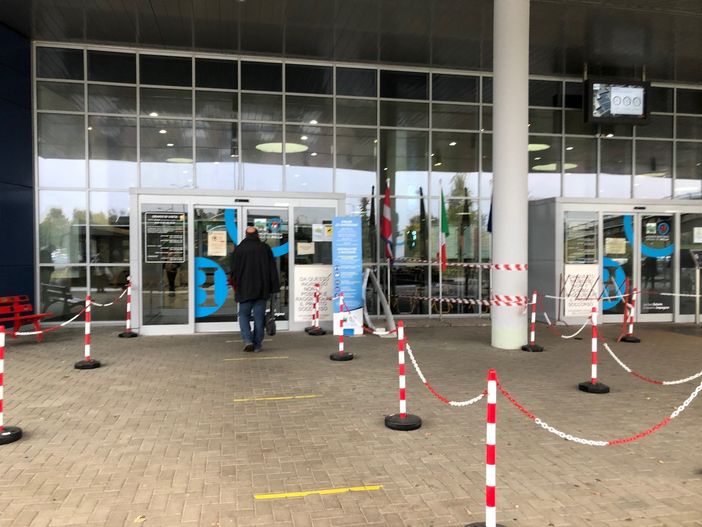 34enne scoperto mentre si masturba nell'atrio dell'ospedale di Ponderano