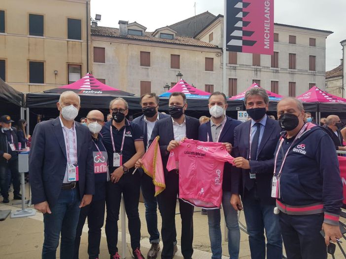 Roberto Pella (FI): "Giro d'Italia simbolo della ripartenza per italiani e città" Roberto Pella (FI): "Giro d'Italia simbolo della ripartenza per italiani e città"