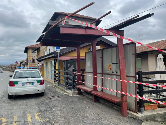Salussola: Impatta nella pensilina del bus, la distrugge e si allontana FOTO Salussola: Impatta nella pensilina del bus, la distrugge e si allontana FOTO