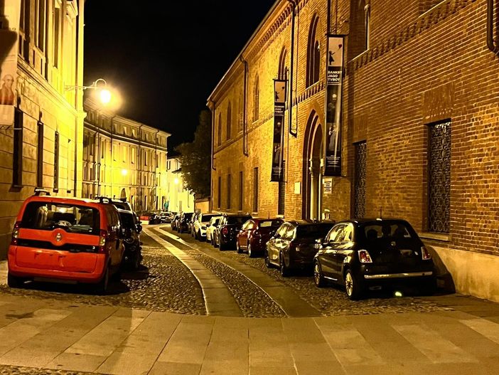 Un lettore: "Parcheggio selvaggio al Piazzo, dov'è la Polizia Locale?"