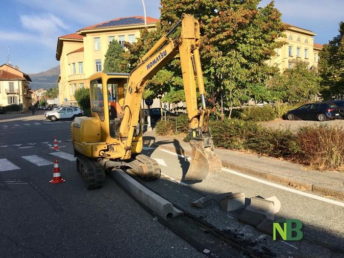 Biella: stop alle piste ciclabili. Primo atto con la demolizione del cordolo in via Delleani