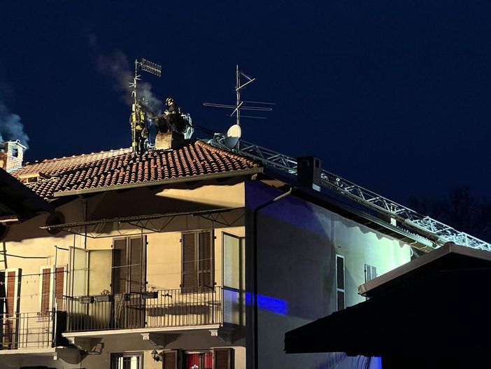 Ponderano, canna fumaria in fiamme: intervento provvidenziale dei Carabinieri Forestali, foto cc forestali Ponderano, canna fumaria in fiamme: intervento provvidenziale dei Carabinieri Forestali, foto cc forestali