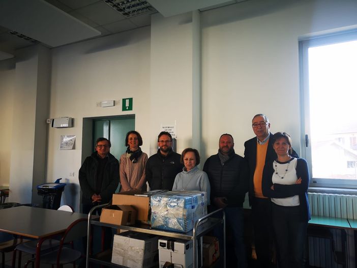 Dalla Pro loco di Candelo una donazione alle elementari con i proventi del Borgo di Babbo Natale
