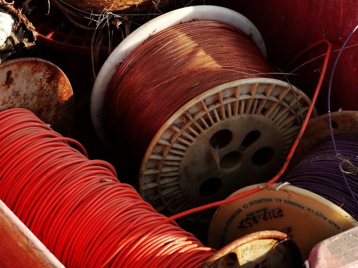 Tornano i ladri di rame rubati 20 metri di pluviali al cimitero di Cavaglià