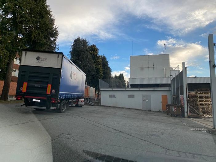 Un lettore segnala rifiuti abbandonati e sporcizia a Ponderano, Locca: "Metteremo telecamera" FOTO