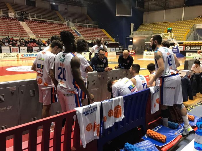 Un momento della partita al Forum Un momento della partita al Forum
