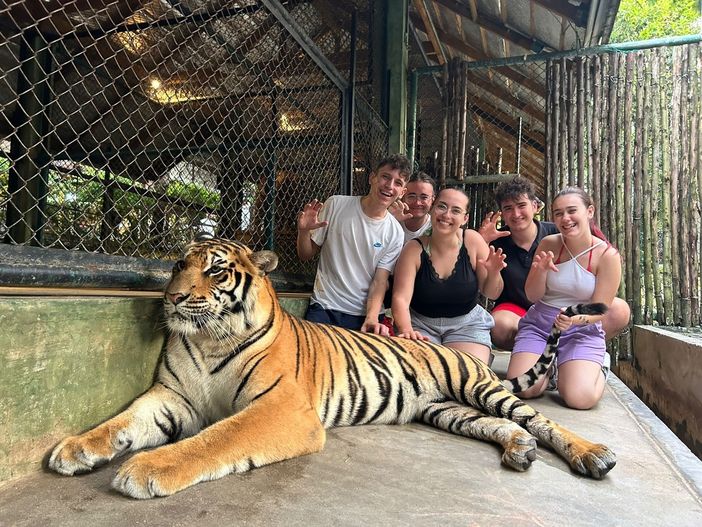 Thailandia: un’avventura di lavoro e sogni per 5 diplomati all'alberghiero di Cavaglià Thailandia: un’avventura di lavoro e sogni per 5 diplomati all'alberghiero di Cavaglià