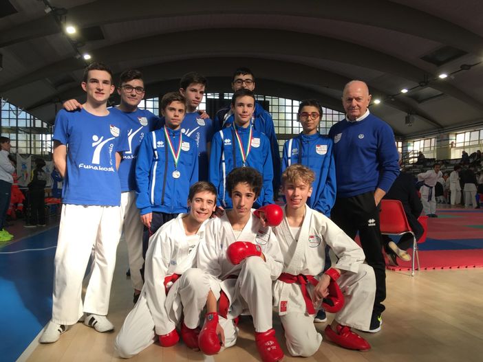 Nella	foto i neo-campioni regionali e i medagliati FUNAKOSHI 1976 con il Maestro Rovatti.
