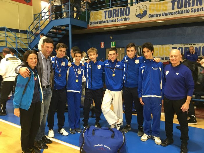 Nella foto la squadra Funakoshi 1976 con l’allenatore della Nazionale Italiana Savio Loria.