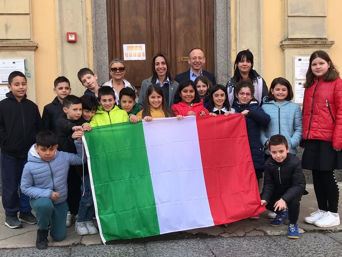 “Giornata dell’Unità nazionale, della Costituzione e della Bandiera”, alla De Amicis a Biella un nuovo tricolore