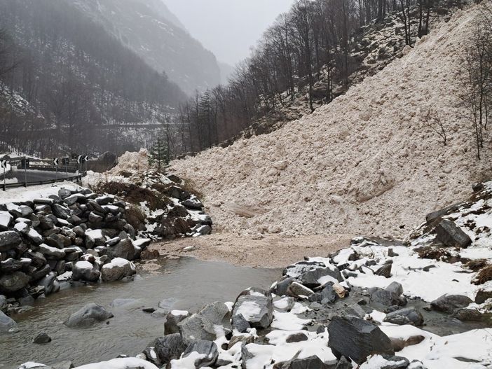 Valanghe a Paglino, strada internazionale chiusa FOTO E VIDEO