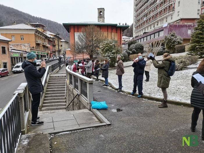 La delegazione "A ciascuno la sua scuola" durante la manifestazione contro il piano scuole proposto dall'amministrazione di Valdilana