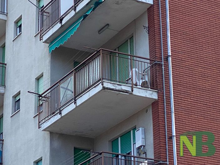 Gaglianico, vetri pericolanti dal balcone di un appartamento di un palazzo, i vicini chiamano i Vigili del Fuoco, foto Finatti