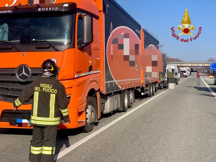 Verrone, tamponamento a catena tra un autoarticolato e due furgoni, foto di Mattia Baù per newsbiella.it