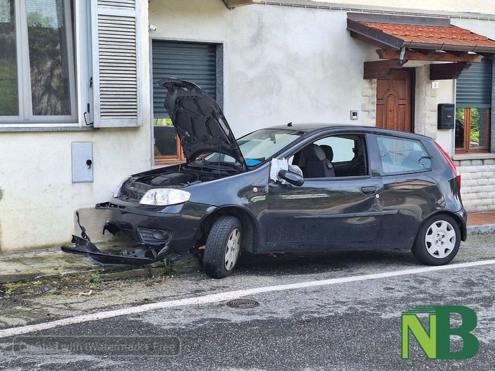 Valle San Nicolao: auto finisce contro il un muro di una casa, FOTO Nicola Rasolo Valle San Nicolao: auto finisce contro il un muro di una casa, FOTO Nicola Rasolo