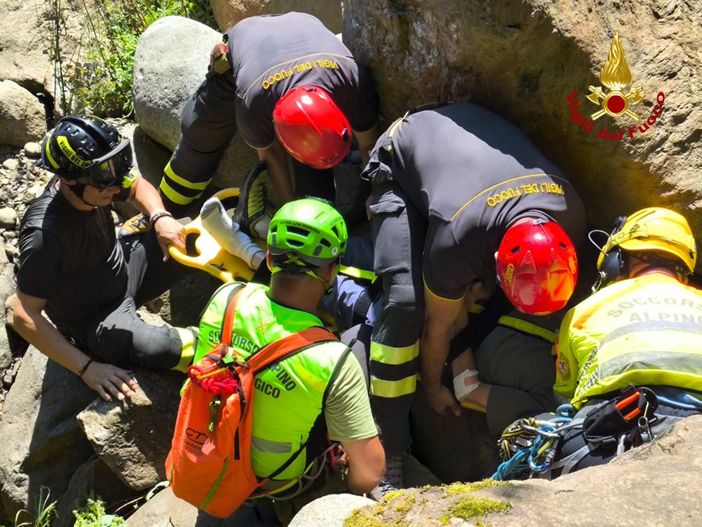 Sordevolo, si ferisce a una gamba lungo un sentiero, uomo tratto in salvo con l'eliambulanza