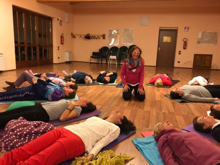 Zubiena: Al salone miniera d'oro ripartono i corsi di Yoga della risata Zubiena: Al salone miniera d'oro ripartono i corsi di Yoga della risata