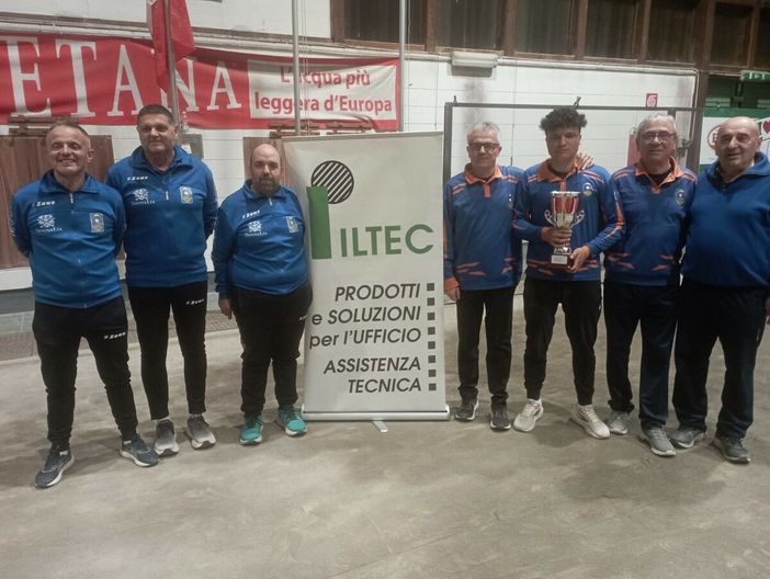  Nella foto le due terne finaliste della Coppa Iltec con il presidente della Valle Elvo, Ettore Levis