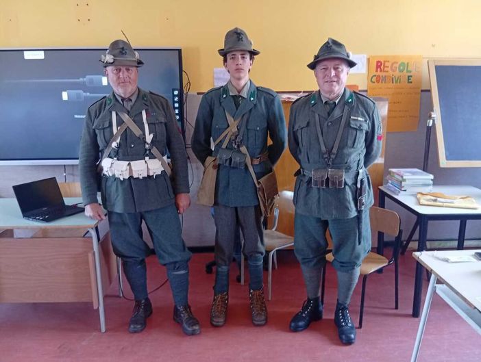 All'esame di terza media in uniforme storica: la passione di Ismael per la Seconda guerra mondiale All'esame di terza media in uniforme storica: la passione di Ismael per la Seconda guerra mondiale