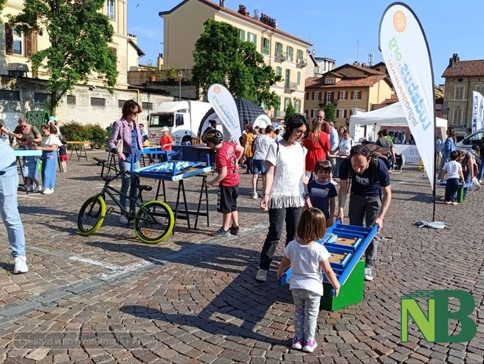 Vie e piazze sono diventate aree gioco per la felicità dei bimbi con Biella Gioca In Giro, FOTO Baù e Ciccarelli per newsbiella.it
