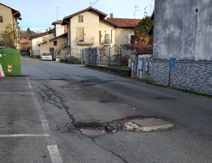Vaglio di Biella: tornano le buche in Strada Cantone Ostocco, la segnalazione di un lettore