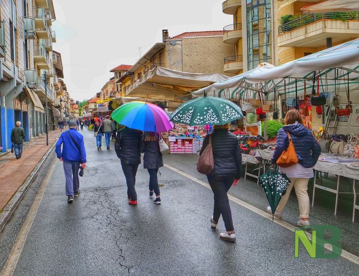 Cossato: shopping a cielo aperto, il maltempo non scoraggia, foto Finatti per Newsbiella.it