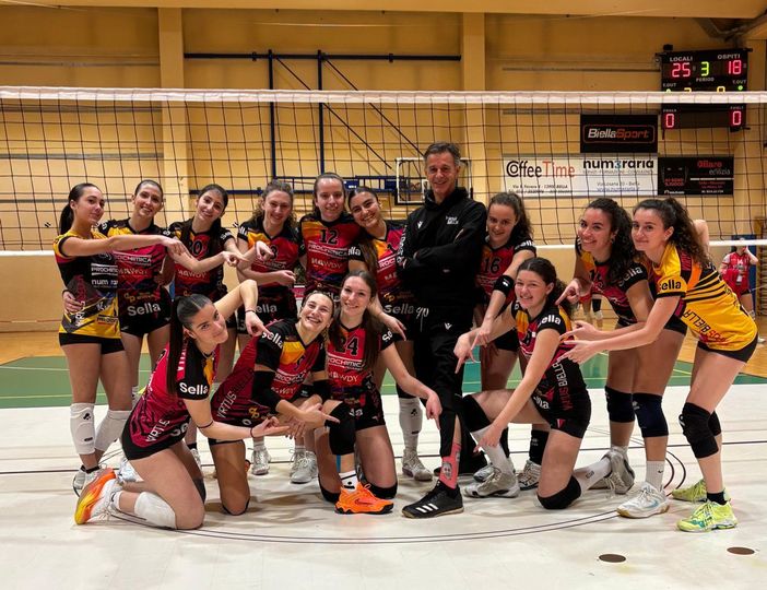In foto, le ragazze della serie D e coach Rudy Rastello dopo il successo contro Montanaro. In foto, le ragazze della serie D e coach Rudy Rastello dopo il successo contro Montanaro.