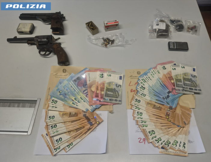 Dal Nord Ovest - Droga, spaccio e armi: scattate le manette per due 24enni Dal Nord Ovest - Droga, spaccio e armi: scattate le manette per due 24enni