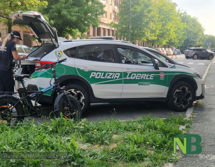 Piazza Adua a Biella: scontro tra auto e bicicletta elettrica, uomo in ospedale FOTO