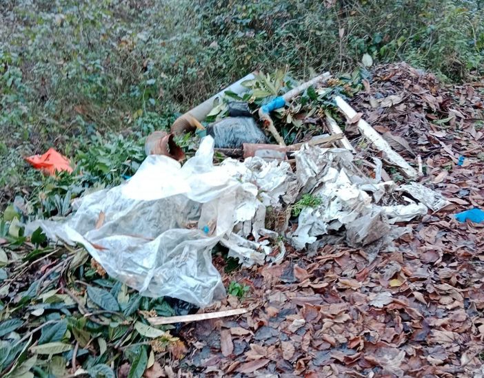 Rifiuti abbandonati dietro al cimitero di Vaglio: la segnalazione di un lettore Rifiuti abbandonati dietro al cimitero di Vaglio: la segnalazione di un lettore
