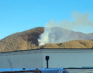 Domato l'incendio boschivo tra Curino e Pray, 3 ettari colpiti: si sospetta l'origine dolosa