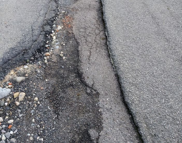 Chiavazza, Strada Novellino, una delle tante vie disastrate, la segnalazione di un lettore