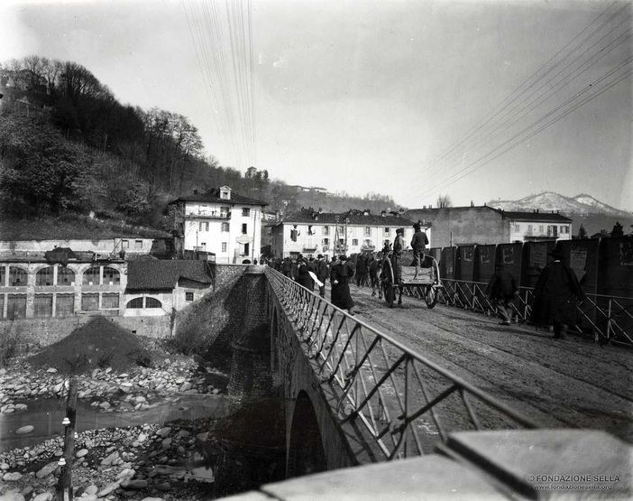 Cavalli e carretti sul ponte di Chiavazza: storie d'un tempo nelle foto d'archivio - Copyright Fondazione Sella 2026