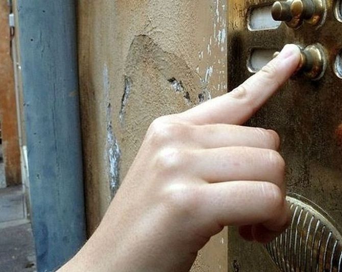 Ragazzi si divertono a suonare i campanelli, arrivano i Carabinieri a Cossato