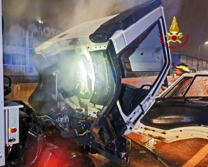 Principio d'incendio ad un mezzo della Seab, sulla Trossi arrivano i Vigili del Fuoco