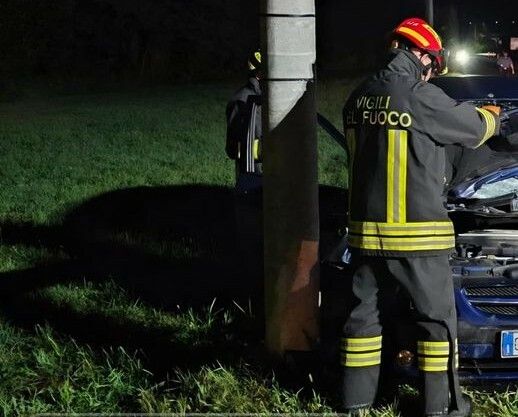 Auto contro un palo nella notte al Villaggio La Marmora: conducente si dilegua, foto archivio
