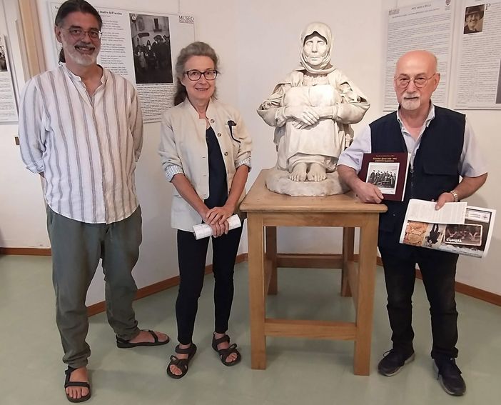 Nella foto, Sebastiano Falchi di Mara (Sassari) riceve in dono il volume su Vittorio Besso: un piccolo gesto che rappresenta lo spirito di questo progetto. Nella foto, Sebastiano Falchi di Mara (Sassari) riceve in dono il volume su Vittorio Besso: un piccolo gesto che rappresenta lo spirito di questo progetto.