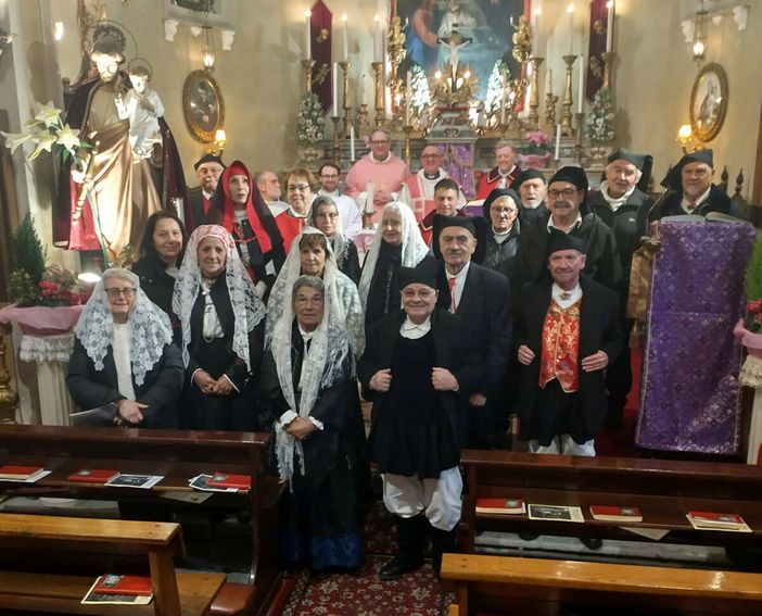 Nell’immagine: la comunità sarda di Biella al sacello di San Giuseppe di Riva con mons. Salvatore Pompedda, il diacono Marco Gamberini e confratelli della Pia Unione con il priore Marco Donati