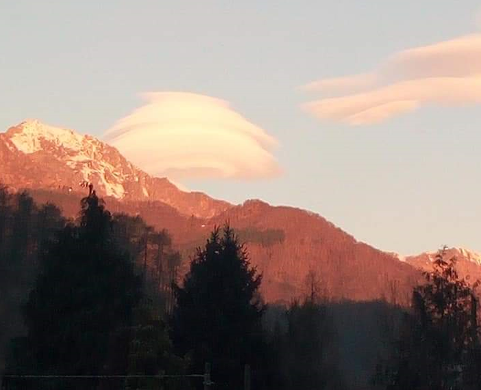 Nuvola a forma di Ufo nei cieli della Valsessera e della Valsesia Nuvola a forma di Ufo nei cieli della Valsessera e della Valsesia
