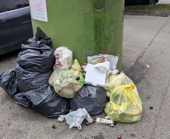 Biella: Le campane del vetro spesso oggetto di rifiuti abbandonati Biella: Le campane del vetro spesso oggetto di rifiuti abbandonati
