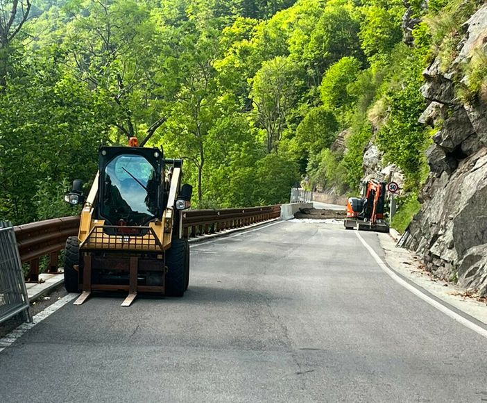 Lavori in alta Valle Cervo, si prosegue: senso unico alternato con semaforo sulla SP 100 (foto di repertorio) Lavori in alta Valle Cervo, si prosegue: senso unico alternato con semaforo sulla SP 100 (foto di repertorio)