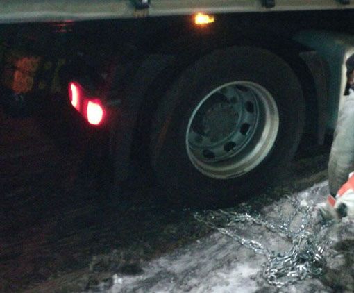Neve e ghiaccio colpiscono ancora: Incidente a Salussola e camion bloccato alla galleria della Volpe
