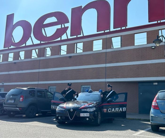 Rubano cosmetici e profumi di lusso con borse "schermate", 2 persone accusate di furto aggravato Rubano cosmetici e profumi di lusso con borse "schermate", 2 persone accusate di furto aggravato