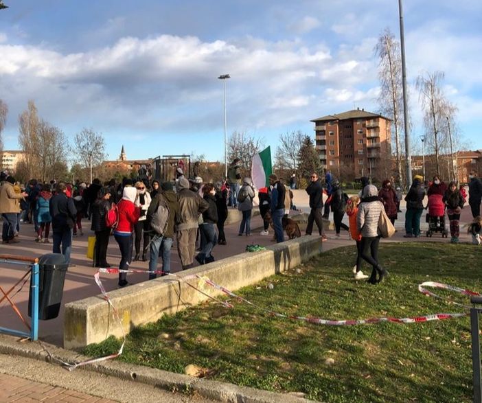 Circa 200 biellesi allo Skate Park per manifestare contro la chiusura di parchi e scuole