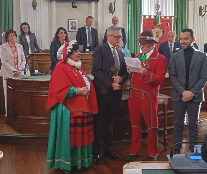 Biella, il Carnevale è finito: riconsegnate le chiavi della città (foto dalla pagina Facebook di Città di Biella)