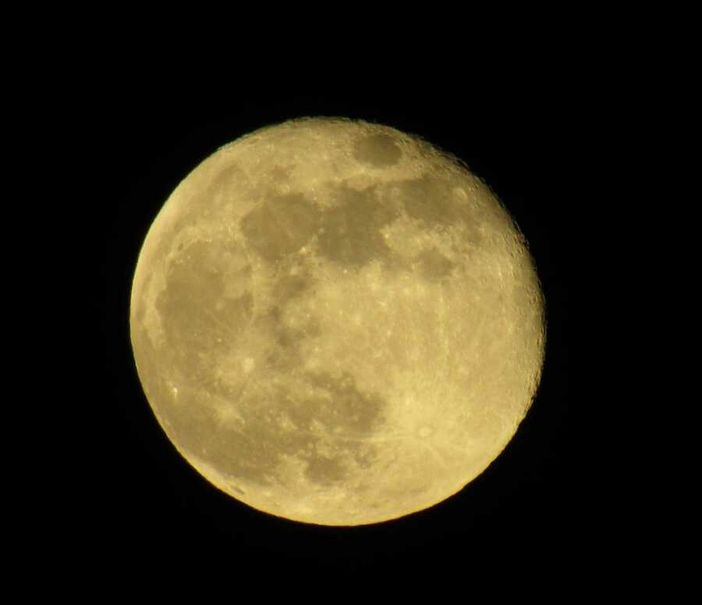 4 gennaio 2026: la luna Gibbosa Calante vista dal ricetto di Candelo FOTO Zinga Power