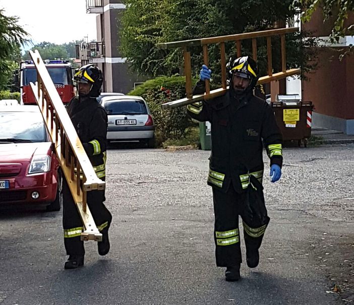 Biella: Fuga di gas per un tubo colpito da un auto