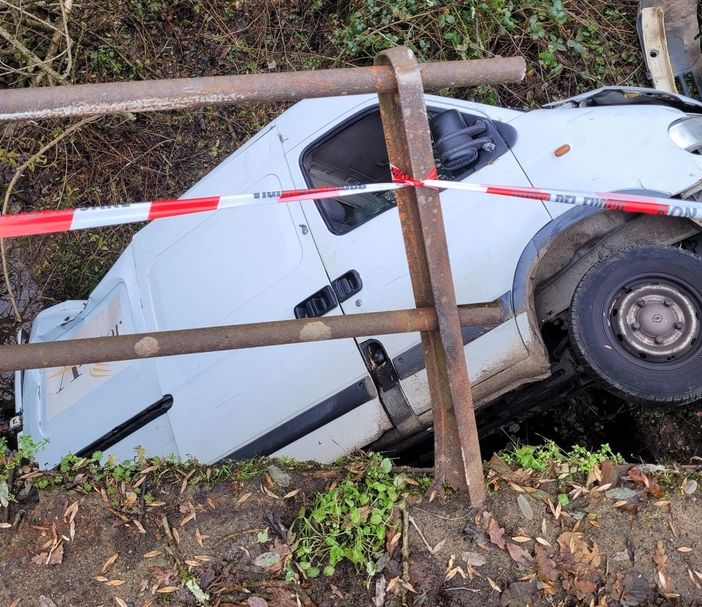 Furgone nel fosso a Ternengo lungo la SP 205 Furgone nel fosso a Ternengo lungo la SP 205